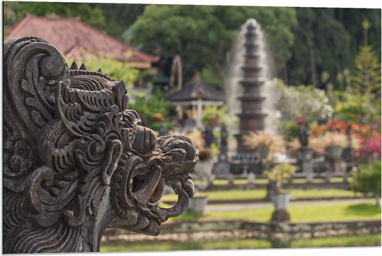 Dibond - Standbeeld uit Tuin in Bali  - 90x60cm Foto op Aluminium (Met Ophangsysteem)