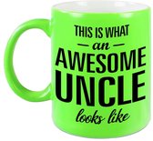 Awesome uncle / oom cadeau mok / beker neon groen 330 ml