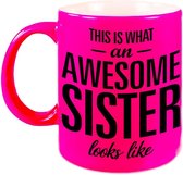 This is what an awesome sister looks like tekst cadeau mok / beker - neon roze - 330 ml -  kado zus / zusje