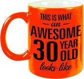 Awesome 30 year cadeau mok / beker neon oranje 330 ml