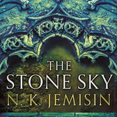 Boekomslag 'The Stone Sky' van N.K. Jemisin met een sierlijke, gotische steenversiering en een groene, roestige achtergrond.