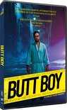 DVD-hoes van "BUTT BOY" met een man in een badjas op straat, omringd door gele politielint.