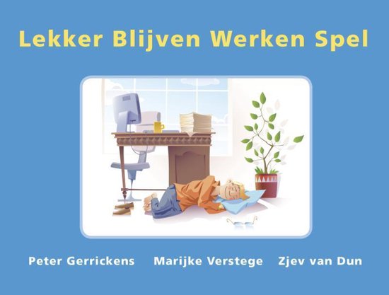 Illustratie van een bureau met computer en een slapende man op de grond. Titel: Lekker Blijven Werken Spel.
