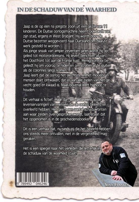 Achterkant van een boek "In de schaduw van de waarheid" met tekst en afbeelding van een man op een motor.