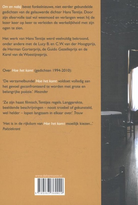 Achterkant boek 'Om en nabij' met tekst over de gedichtenbundel 'Hoe het komt' en recensies.