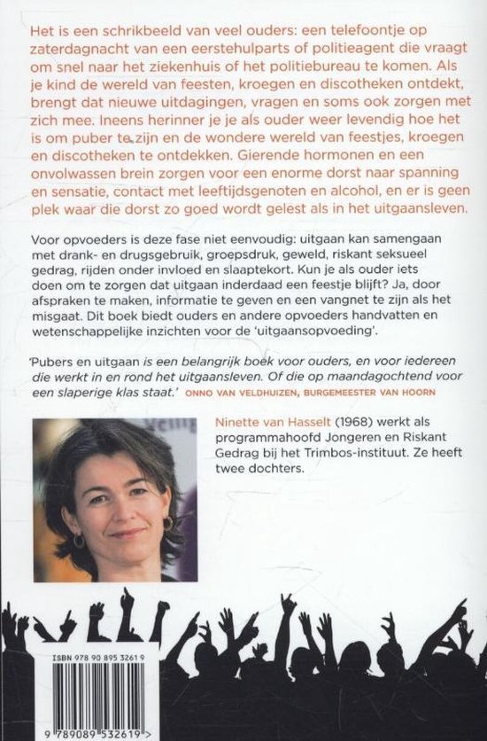 Achterkant boek "Pubers en uitgaan" met een foto van Ninette van Hasselt en een grijze afbeelding van juichende mensen.