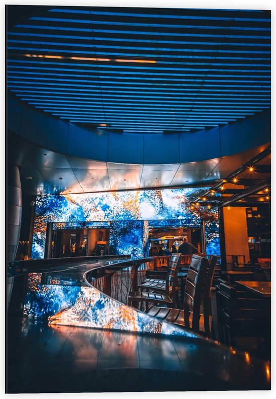 Dibond - Bar met Blauw Plafond en Muren - 40x60cm Foto op Aluminium (Wanddecoratie van metaal)