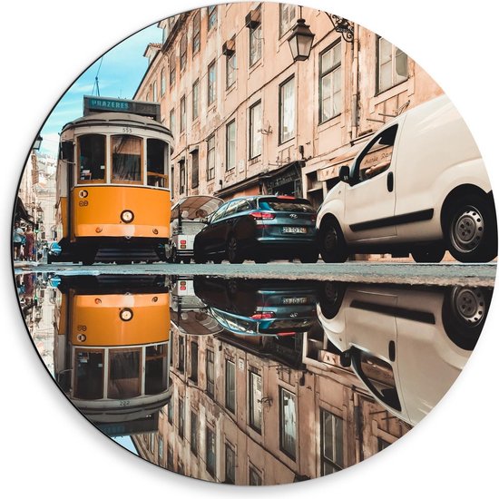 Dibond Wandcirkel - Tram met Weerspiegeling in Plas - 50x50cm Foto op Aluminium Wandcirkel (met ophangsysteem)