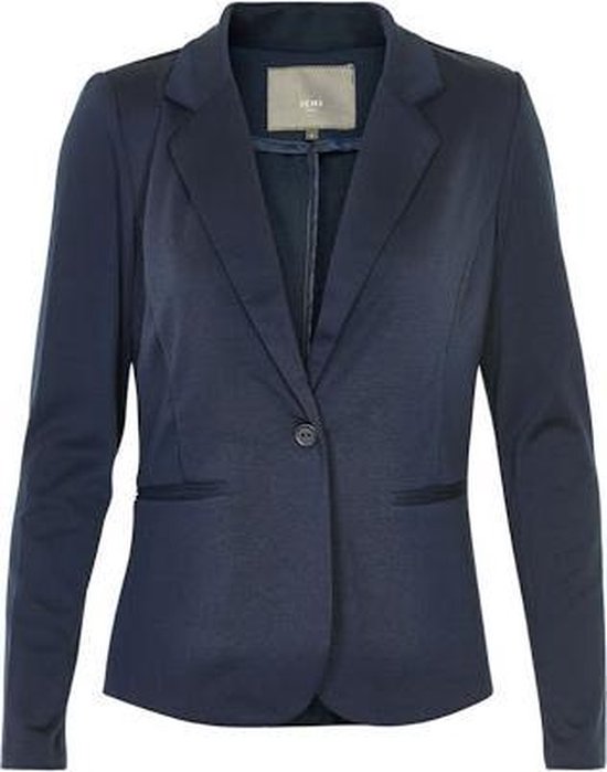 Donkerblauwe ICHI blazer met één knoop en een omgeslagen kraag, wit op wit.