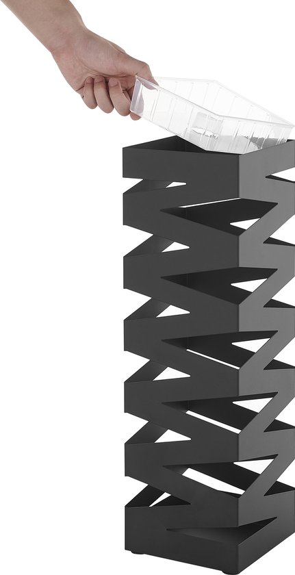 Zwarte metalen paraplubak met zigzag patroon, waar een hand een doorzichtig bakje in plaatst.