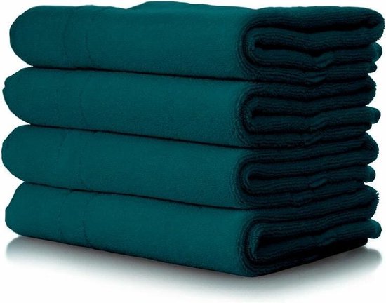 Pile de serviettes vert émeraude les unes sur les autres.
