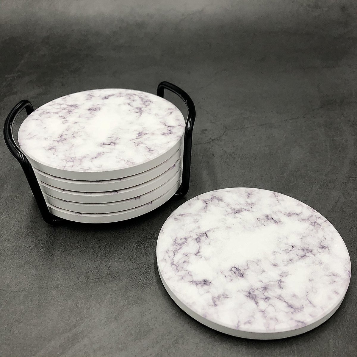 Maison Extravagante - Luxe onderzetters met marmer look voor glazen en mokken - Set van 6 - Wit- Inclusief zwarte metalen houder - Keramische onderzetters - Anti-slip - Rond — cadeau in Wonen & Interieur - foto 2