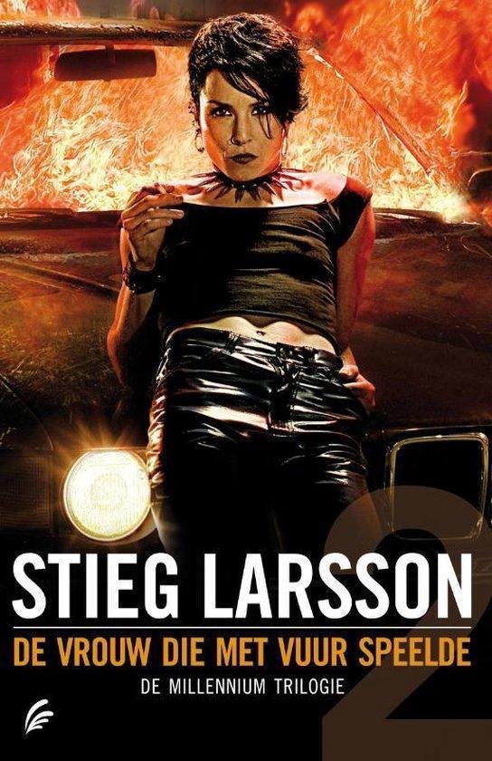 Cover van het boek 'De millennium trilogie / 2 De vrouw die met vuur speelde' van S. Larsson