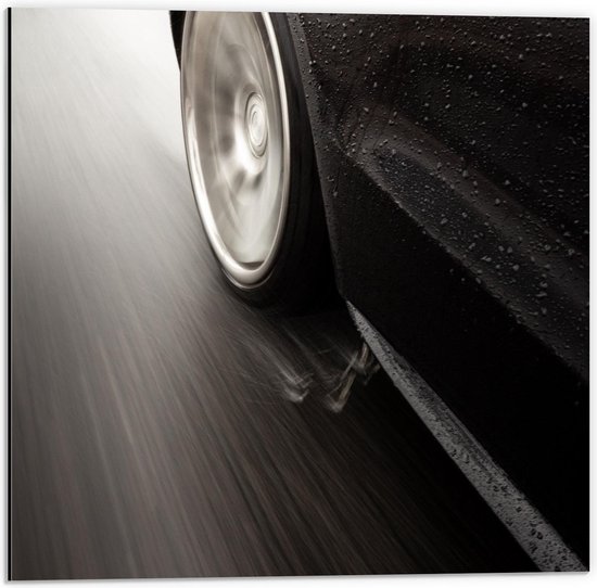Dibond - Snel rijdende Auto (zwart/wit) - 50x50cm Foto op Aluminium (Met Ophangsysteem)