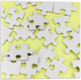 Forex - Witte Puzzelstukjes op Gele Achtergrond - 50x50cm Foto op Forex