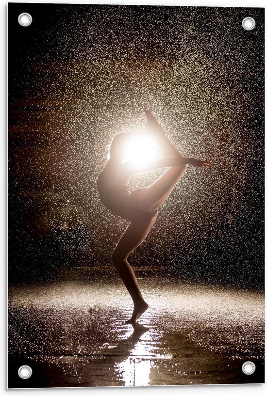 Tuinposter – Ballet Meisje in de Regen - 40x60cm Foto op Tuinposter  (wanddecoratie voor buiten en binnen)