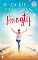 Boekcover met de titel 'Hoogtij' van Jackie van Laren. Een vrouw springt vrolijk op een strand met zeesterren en de zee op de achtergrond. De tekst 'Eilandliefde serie' en 'Roman' is zichtbaar.