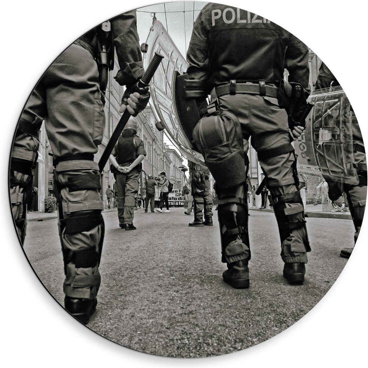 Dibond Wandcirkel - ''Polizia'' Mensen (Zwart/wit) - 50x50cm Foto op Aluminium Wandcirkel (met ophangsysteem) op Prijzenvolger.com