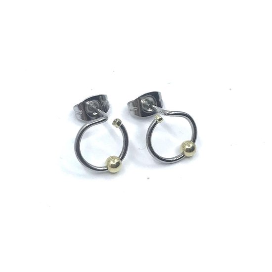 Deze oorstekers zijn gemaakt van Remanium (staal) waarop een 14 karaat geel gouden buisje en gouden bolletje zijn gemonteerd. De oorstekers kunnen met diverse edelsteen hangers worden gecombineerd.