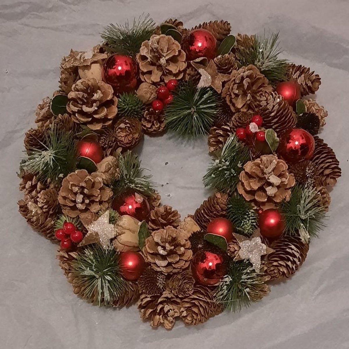 Kerst krans Ø 35 cm met decoratie sterren, dennenappels, besjes