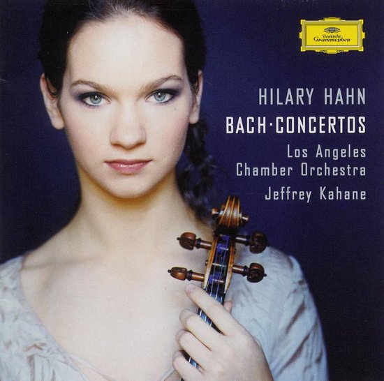 Portret van Hilary Hahn met viool, met tekst "HILARY HAHN BACH CONCERTOS Los Angeles Chamber Orchestra Jeffrey Kahane"