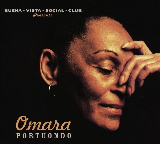 Buena Vista Social Club presenteert Omara Portuondo. Close-up van het gezicht van Omara Portuondo.