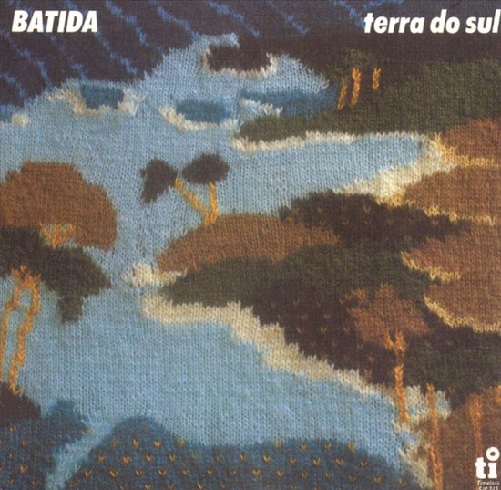 Knitwear artwork met de tekst "BATIDA" en "terra do sul". Blauwe, bruine en groene patronen die landschap suggereren.