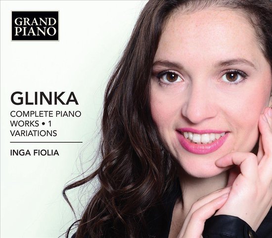 Close-up van de lachende pianiste Inga Fiolia met bruine krullen en een zwarte jas, met de tekst "GLINKA COMPLETE PIANO WORKS • 1 VARIATIONS".