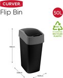 Poubelle Curver Flip Bin noire de 50L, avec dimensions H65cm, D38cm, W29cm. Fabriquée à partir de 80% de plastique recyclé.