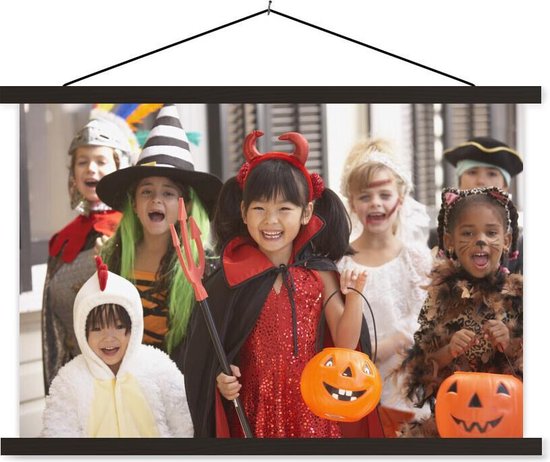 Groep kinderen verkleed in kostuums voor Halloween textielposter 150x100 cm  | bol.com