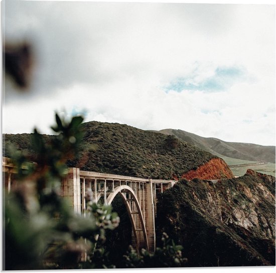 Acrylglas - Viaduct in de Bergen - 50x50cm Foto op Acrylglas (Wanddecoratie op Acrylglas)