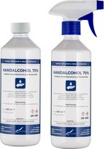 Twee flessen handalcohol van 500 ml. Eén met witte dop, de ander met blauwe spraykop. Beide met label 'HANDALCOHOL 70%'.