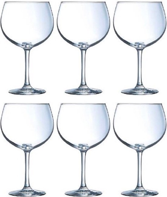 Zes grote, transparante cocktailglazen met een brede kelk en een hoge steel.