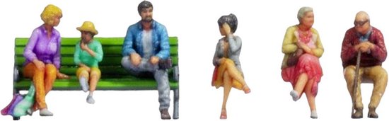 Drie groepen miniatuurfiguren: twee vrouwen en een meisje op een bank, een zittende vrouw, en een ouder koppel, allen op een witte achtergrond.