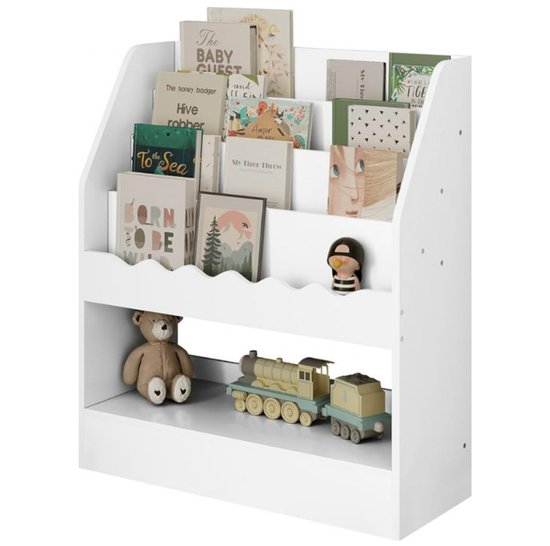 Witte boekenkast met boeken en speelgoed