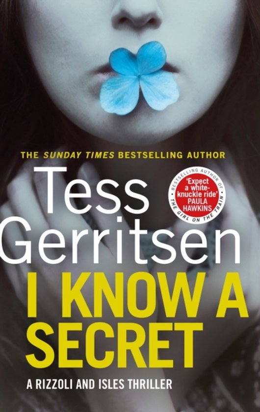 Boekomslag van "I Know a Secret" door Tess Gerritsen, met een close-up van een mond met een blauwe vlinder erop.