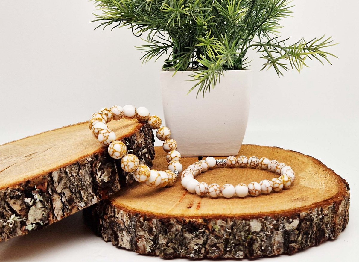 Handgemaakte Klassieke natuurstenen armband “ Wit howliet gesponnen goud ” - 8 mm diameter van de korrel- Diameter armband 20 cm - Een mooi cadeau voor familie en vrienden