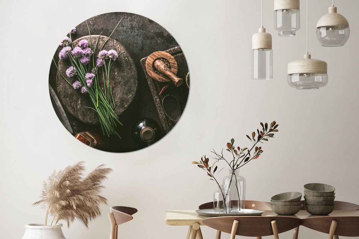 WallCircle Wandcirkel 120x120 cm - Muurcirkel Bieslook - Keuken - Vijzel - Rustiek - Kruiden - Paars - Muurdecoratie woonkamer - Wanddecoratie slaapkamer - Kamer decoratie accessoires - Ronde schilderijen Stilleven - Kruiden - Industrieel