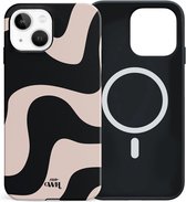 Zwart iPhone-hoesje met abstract beige en zwart golvend patroon, met MagSafe-ring aan de achterkant.