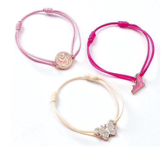 Drie vriendschapsarmbanden: een met roze veter en letter G, een met fuchsia veter en een roze schoenbedel, een met crème veter en een vlinderbedel.