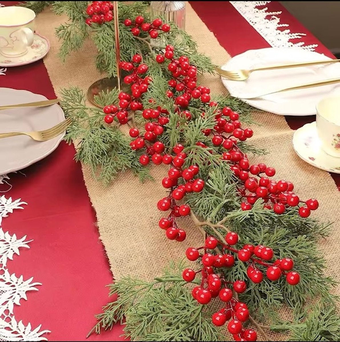 Natuurlijke kerstkaart met dennentakken en bessen