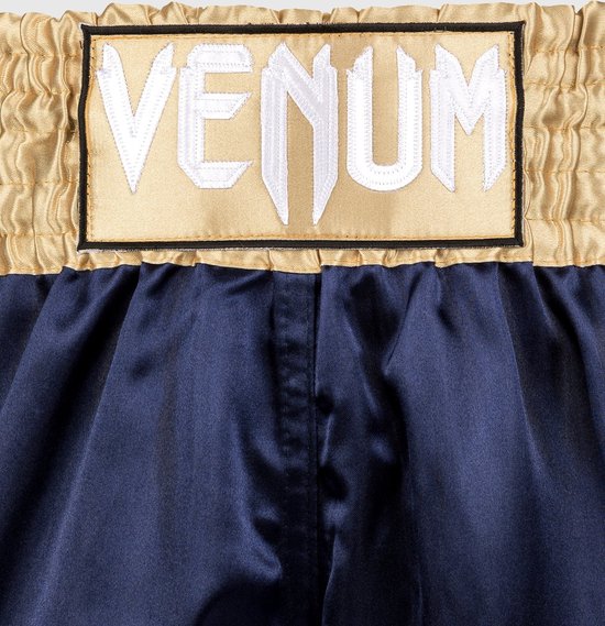 Goudkleurige elastische tailleband met een wit Venum-logo op een gouden achtergrond.