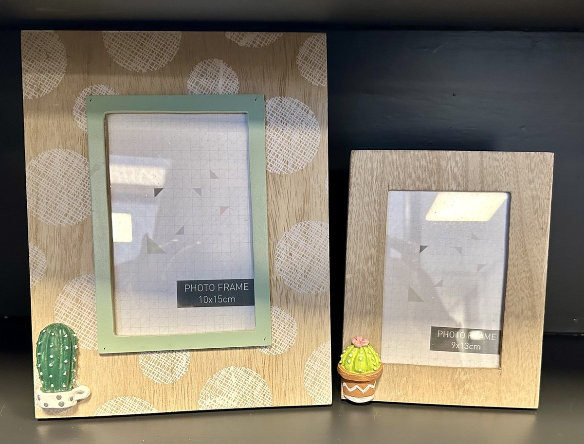 Set van 2 decoratieve houten fotolijsten "Cactus" - hout - foto formaat 10 x 15 cm + 9 x 13 cm - meerkleurig - met standaard - polyresin cactus - Woonaccessoires