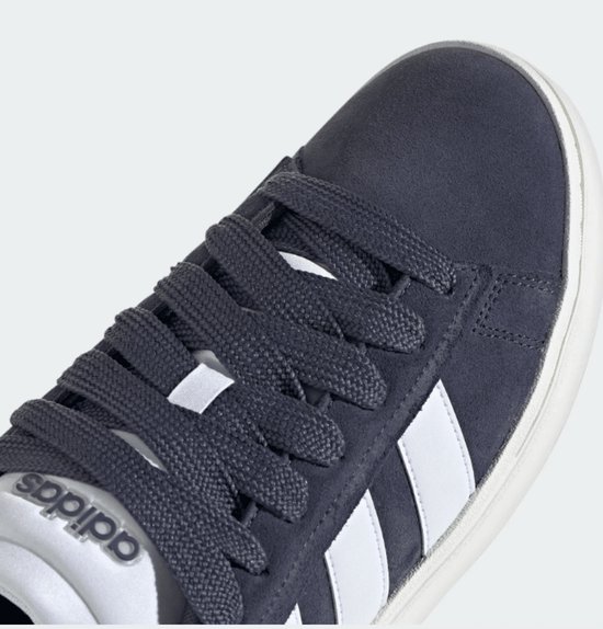 Adidas grand court alpha 00s in de kleur marine.