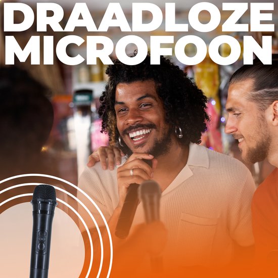 Twee mannen met een microfoon op een feestje. Tekst: 'DRAADLOZE MICROFOON'.