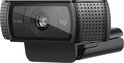 Webcam Logitech C920 noire avec HD 1080p au premier plan.