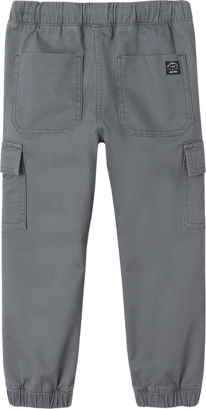 Achterkant van een grijze joggingbroek met twee achterzakken, twee cargozakken en een label.