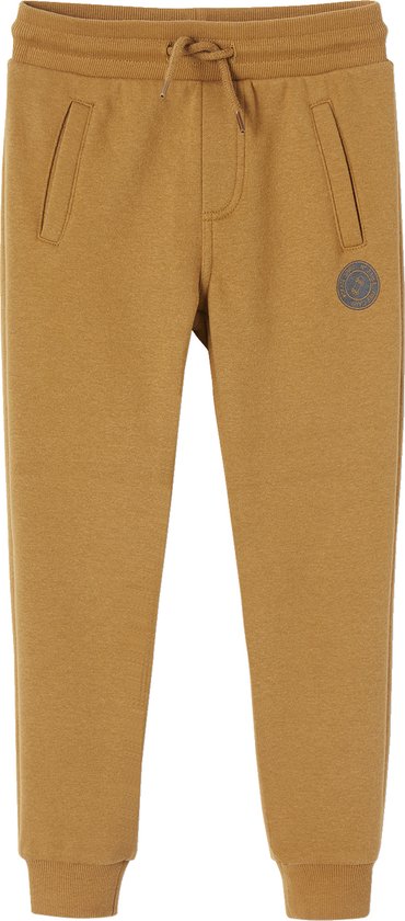 Bruine joggingbroek met tunnelkoord, steekzakken en een ronde applicatie op de linkerheup.