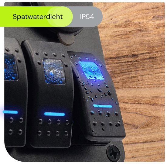 Gedetailleerde opname van drie waterdichte (IP54) zwarte schakelaars met blauwe LED-verlichting.