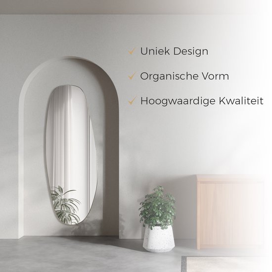 Ovaale spiegel met gouden rand hangend in een nis. Tekst: Uniek Design, Organische Vorm, Hoogwaardige Kwaliteit.